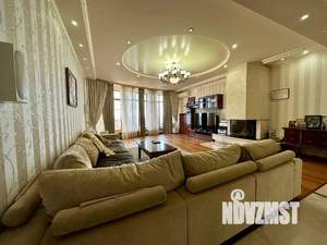 Дом 513м&sup2;, 2-этажный, участок 6 сот.  