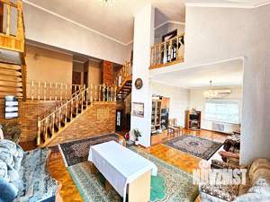 Дом 201м&sup2;, 3-этажный, участок 9 сот.  