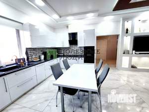 Дом 222м&sup2;, 3-этажный, участок 6 сот.  