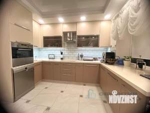 Дом 200м&sup2;, 3-этажный, участок 8 сот.  