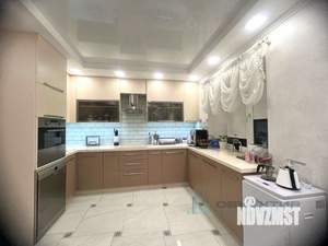 Дом 200м&sup2;, 3-этажный, участок 8 сот.  