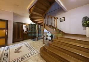 4-к квартира, вторичка, 300м2, 2/4 этаж